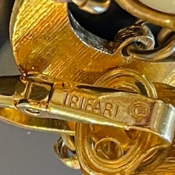 Vintage Trifari Waterfall Chandelier Dangle Clip On Earrings Goldtone/White - Picture 9 of 10